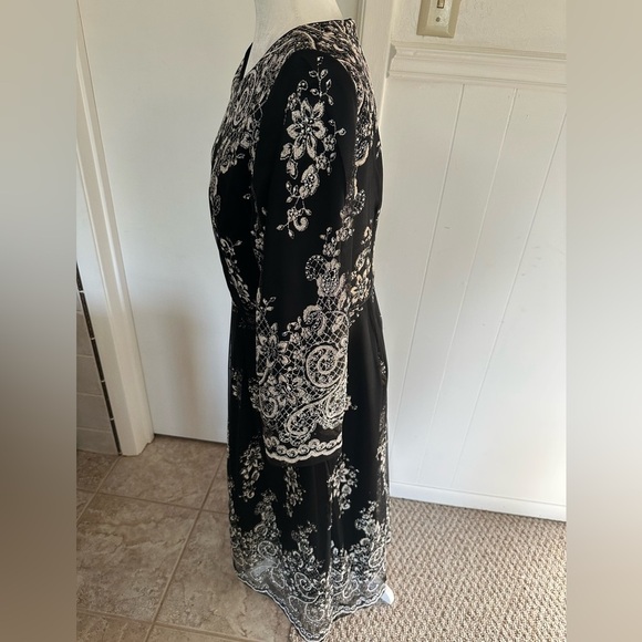 Lily & Taylor Elegant Black and White Sheath Dress with 3/4 Sleeves size 10 - Picture 3 of 8